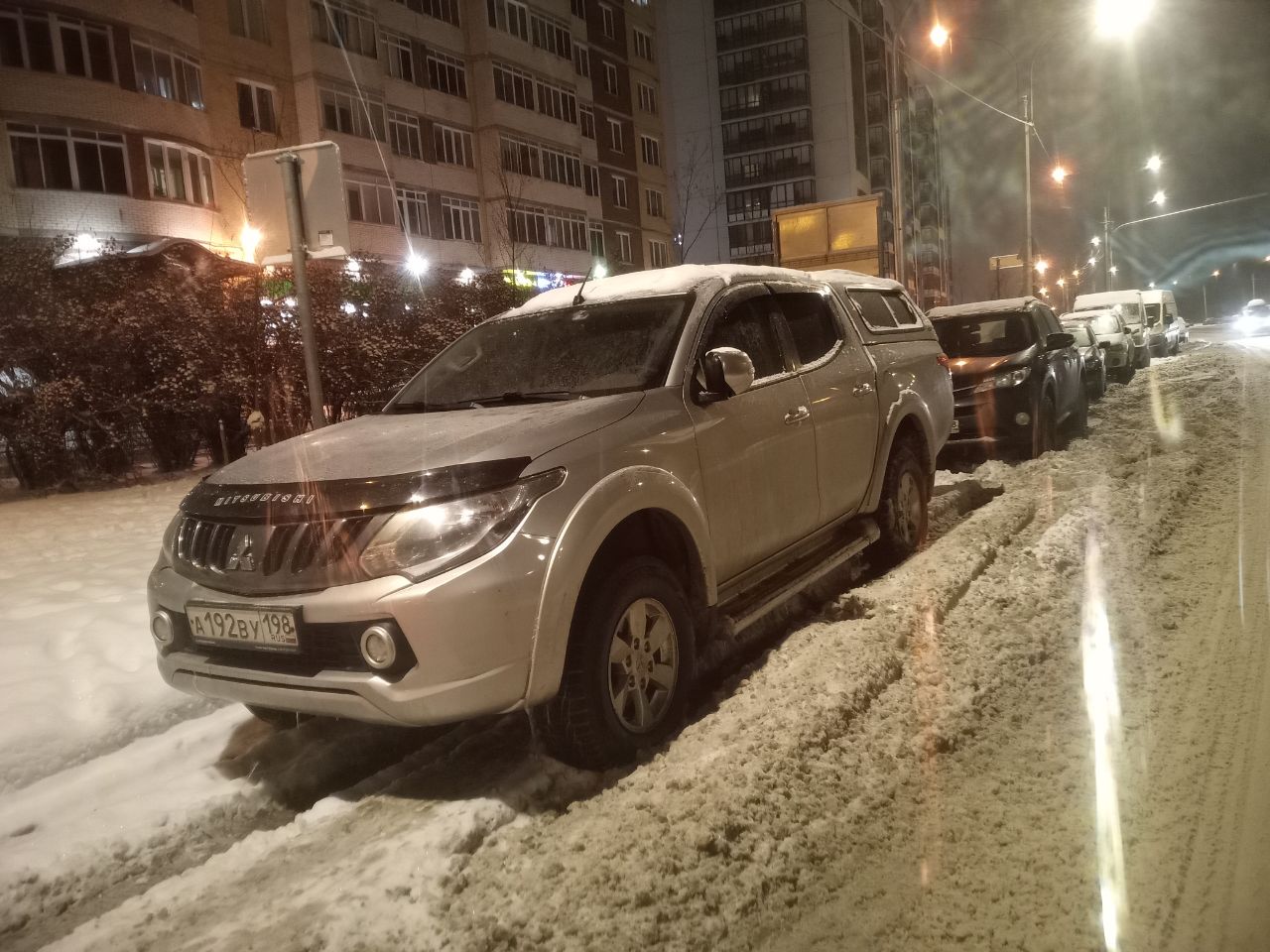 Петербург погрузился в снежный коллапс из-за нехватки коммунальных работников