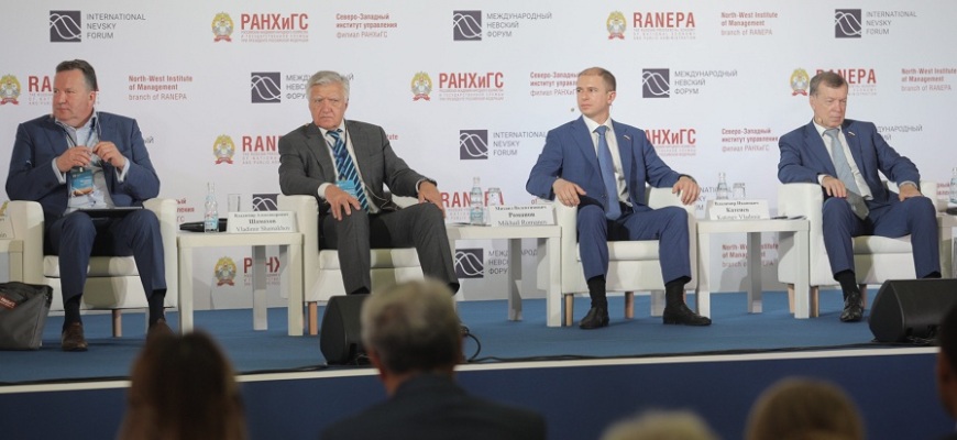Михаил Романов принял участие в дискуссии на пленарной сессии Международного Невского форума