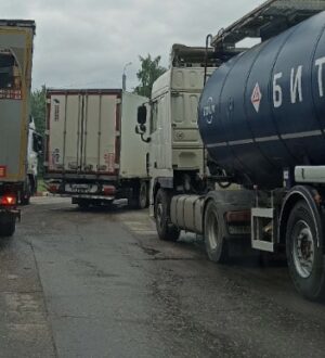 В Костроме дальнобойщики ежедневно устраивают себе стоянку перекрывая въезд на АЗС