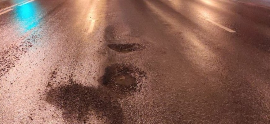 На Варшавском шоссе в Подольском районе образовались глубокие ямы в асфальте