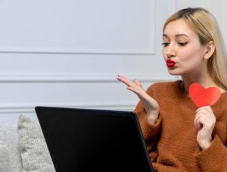 Около 70% мужчин в России не против, чтобы предложение делала женщина