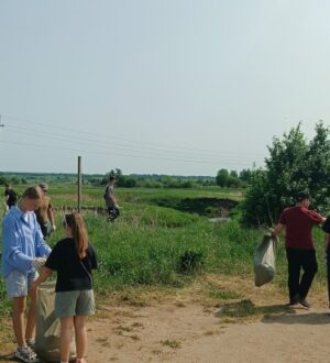 Волонтёры Ёмсненского сельского поселения очистили береговую линию на реке Солоница