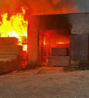 В Солигаличском районе огнеборцы ликвидируют пожар на пилораме