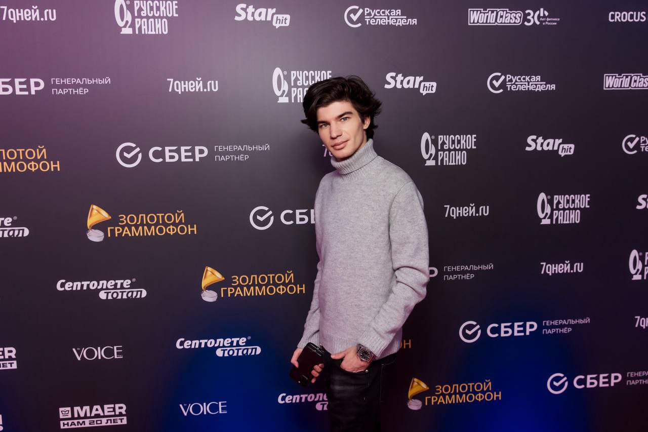 Известный музыкальный продюсер и композитор Михаил Омельчук обеспечивает программу внедрения инновационных инструментов для сетей и нейропрограмм