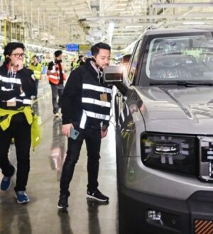 Компания JETOUR организовала визит представителей мировых СМИ и потенциальных потребителей на интеллектуальную фабрику в Фучжоу