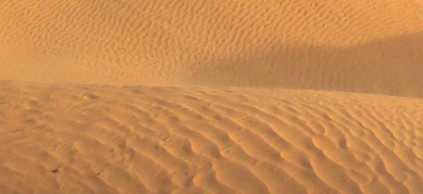 Phys.org: в ливийской пустыне нашли стекло внеземного происхождения
